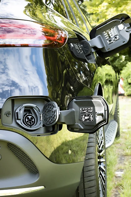 チェックポイント4 交流普通充電と直流急速充電(CHAdeMO規格)の2種類の充電口が備わる