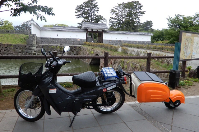 神奈川県小田原市の「小田原宿」。東側から見ると、江戸を出て最初の城下町にあった宿場。江戸時代に居城していたのは譜代の大久保氏だ