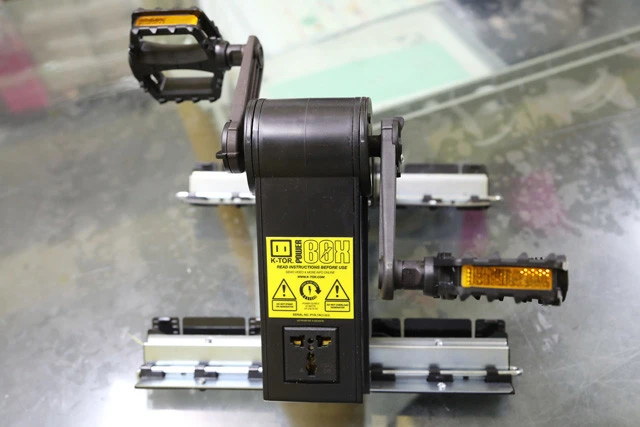 非常用の足こぎ式発電機。７０時間こぎ続ければ電動バイクのバッテリーは満タン。７０時間……