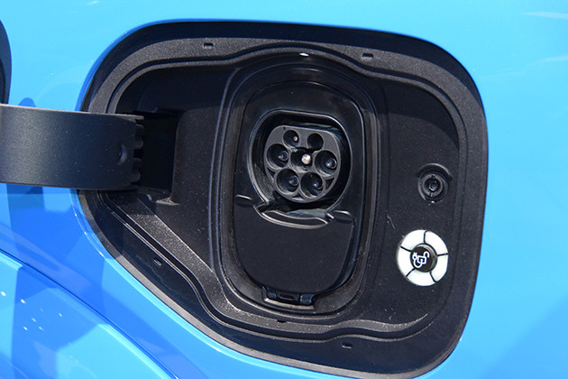 充電口は左フロントフェンダー後部にコンボ規格のものが備わっている