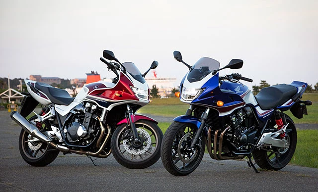 (左)CB1300 SUPER BOL DO'R、(右)CB400 SUPER BOL DO'R。CB1300は長距離を走れば走るほど、バイクの大きさと重さをどんどん忘れ、その安定感に驚くばかり