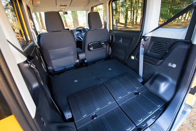 荷室フロアとリアシート背面は防汚仕様を採用している。泥がついた自転車を積んでも掃除は楽チン