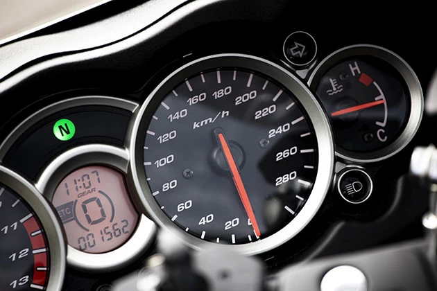 チェックポイント1 初代は350キロまで刻まれていたという速度計。現行モデルは300キロまで刻まれている