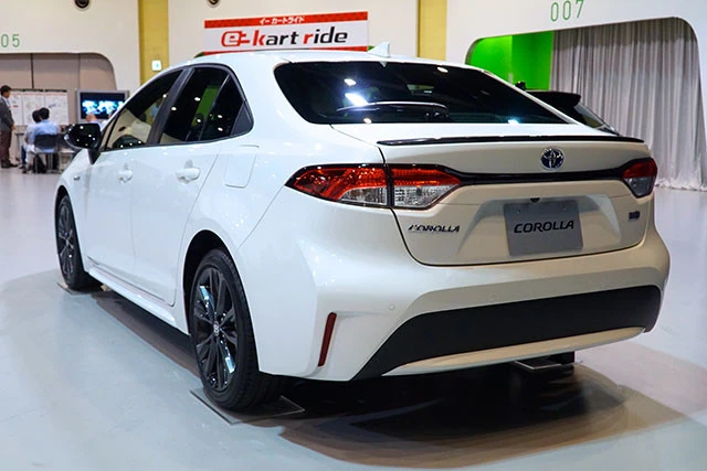 低重心でスポーティなデザインになった新型。1.2Lターボには男がたぎる6MTも用意