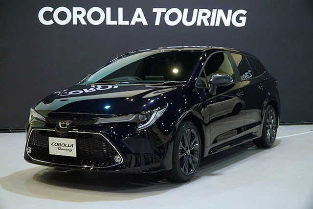 今回、セダンと同時に発売となったワゴン。正式名称は「カローラ ツーリング」。こちらも日本専用ボディだ