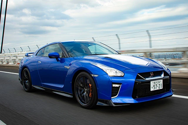 ２位　日産「ＧＴ－Ｒ」価格１０８２万８４００円～２４２０万円。５７０馬力。５０周年を記念した特別仕様車「５０ｔｈ　Ａｎｎｉｖｅｒｓａｒｙ」。新色にホワイトステッカーは目立つ