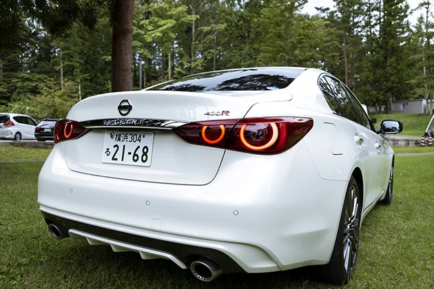 チェックポイント３　今回のモデルチェンジで丸目４灯テールが復活。赤い「Ｒ」バッジがタマらない