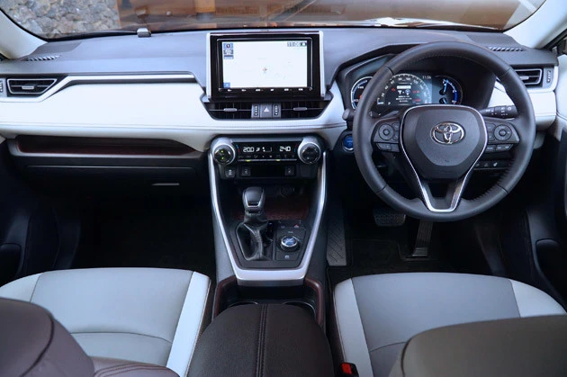 インパネは基本に忠実な配置で扱いやすい。また、寒冷地での手袋を着けた操作も想定し、ノブスイッチの手応えまで考えられている