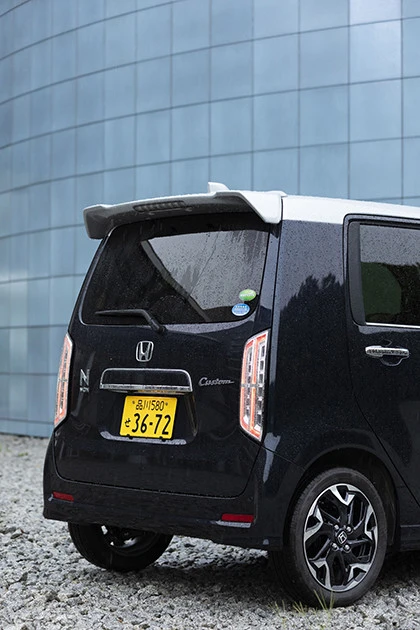 チェックポイント2 やんちゃ感がある大型のテールゲートスポイラー。ギラギラ感を求めるならカスタム