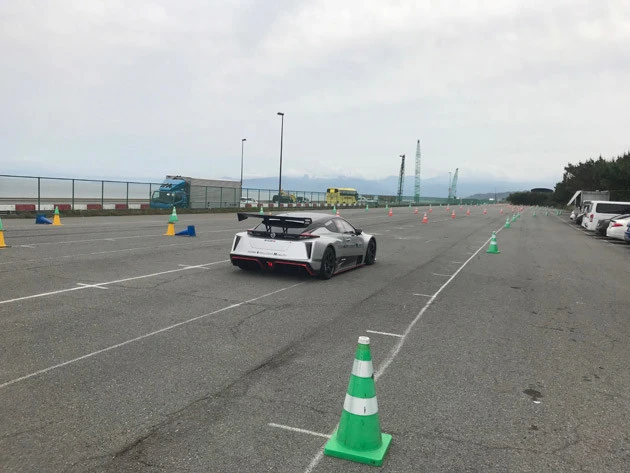 電車的な「ヒューン」というモーター音を響かせ、ウソみたいな加速を披露。デモカーだけじゃもったいない