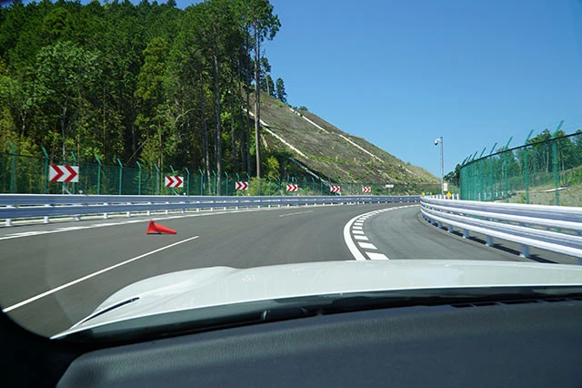 カントリー路を新型スープラで走ったオザワ。「異次元のドリフトを体験した!」と降車後、大コーフン