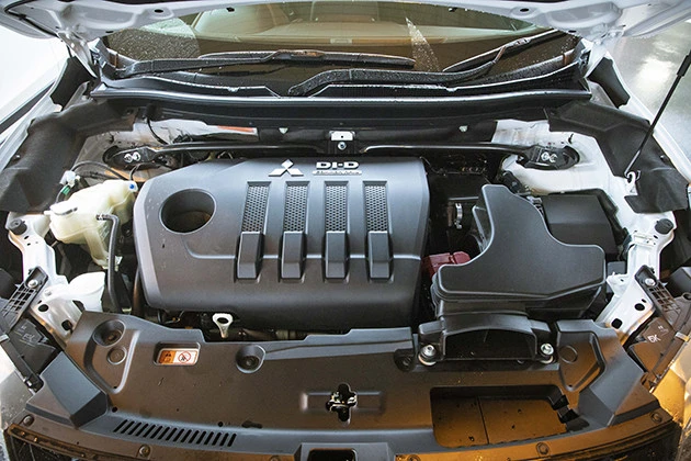 搭載するエンジンは「デリカD:5」と同じ。ディーゼルターボを横置きでぶっ込んだ