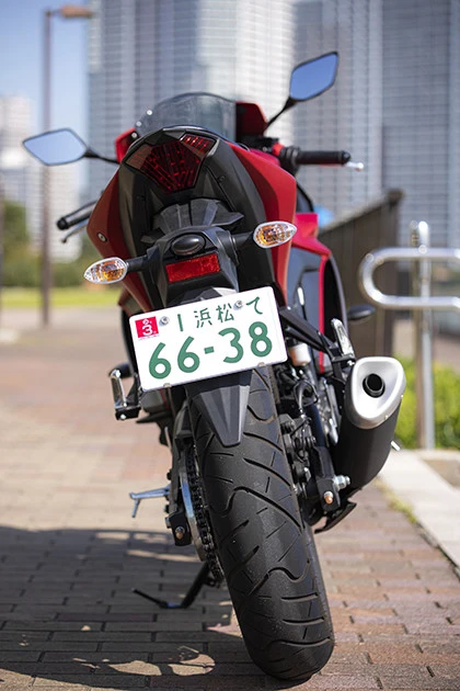 チェックポイント5 テールには大型のLEDランプが。ウインカーはクリアレンズ