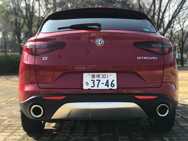 荷室の容量は５２５リットルが確保されている。トノカバーは脱着式だ