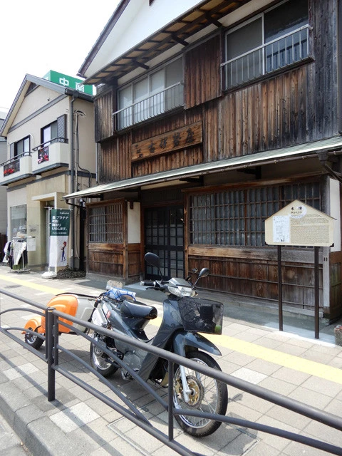 神奈川県中郡大磯町の「大磯宿」。松並木で有名。ここから平塚、藤沢と続く湘南エリアの旧東海道沿いには、意外にも旧宿場町の雰囲気が色濃く残っている