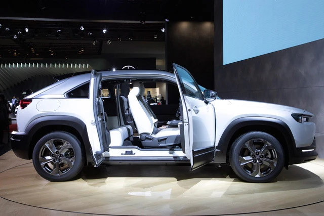 RX-8以来となる懐かしの観音開きドア。ちなみにマツダは「フリースタイルドア」と呼ぶ。ボディサイズは全長4395㎜×全幅1795㎜×全高1570㎜。CX-30とほぼ同じサイズだ