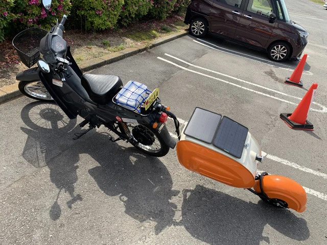 トレーラーの上部にミニソーラーパネルを設置し、走行中も充電するという作戦が箱根峠越えの成否を分けた。株式会社関谷さん、ありがとうございます