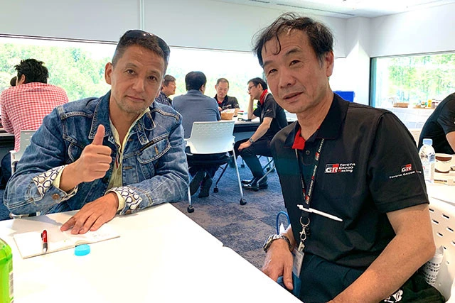 オザワに新テストコースを徹底解説してくれたトヨタの凄腕技能養成部の金森信明氏(右)