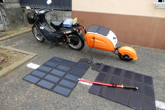 小田原城近くのガストの駐車場で、ソーラーパネルの上に鞘が赤い刀（オモチャです、念のため）を置いていったのは誰？　目的は何？　激励？　脅迫？