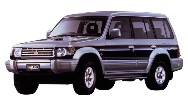 ２代目パジェロ（１９９１－１９９９）。コンセプトは初代の正常進化ながら、バブル景気を背景に内外装は完全な高級車に。写真の最上級グレード「スーパーエクシード」に当時の若者は憧れた