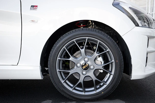 チェックポイント4 タイヤサイズはスタンダードモデルと変わらないが、GRはBBSの鍛造タイプのホイールに変更されている