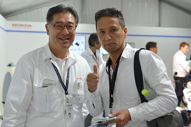 本田技研研究所常務取締役・板井義春氏(左)と小沢コージ。板井氏は大ヒットモデル「ヴェゼル」の元開発責任者。現在はライフクリエーション担当。eMaaSを取り仕切るキーマンだ