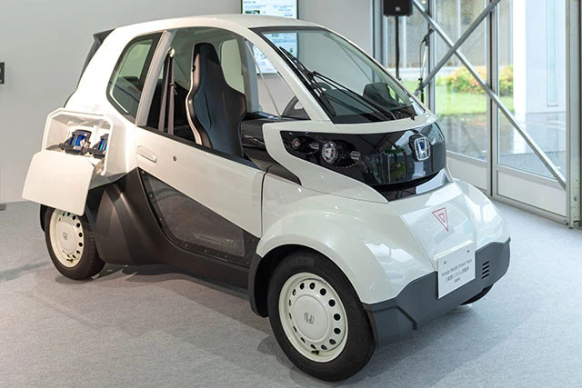 【Honda Mobile Power Pack 2電源システム搭載車】この1人乗りのシティコミューターも、もちろん小型のモバイルバッテリーで稼働する