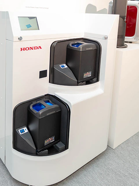 【Honda Mobile Power Pack Exchanger】 複数のモバイルパワーパックを一気に充電可。すでにインドネシアの街中に設置されている
