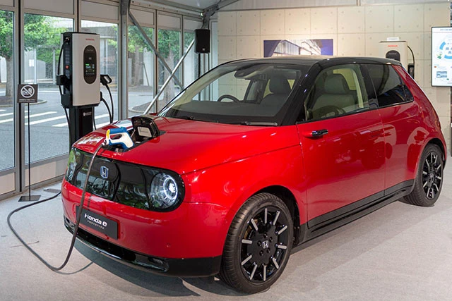 【新型電気自動車 ホンダe】内装の注目は5画面のフルワイドデジタルコックピット。12.3インチのタッチスクリーンだ