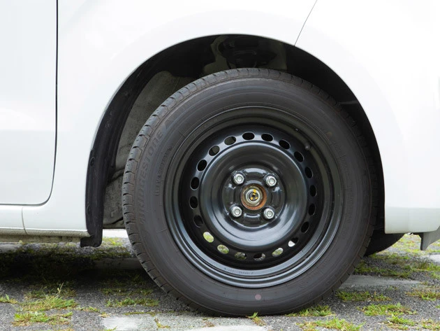 タイヤサイズは１５５／６５Ｒ１４で去年買ったスタッドレスはナント１本４７５０円。軽ってスゲ～