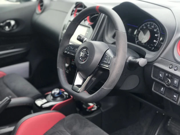 ステアリングはアルカンターラと本革のコンビネーション。レカロシートにはnismoのロゴが