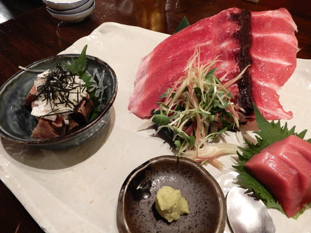 東海道五十三次の旅はしばしば太平洋沿岸の町を通る。湘南エリアの藤沢宿近くの店で、相模湾産のマグロに舌鼓。疲れた体に効くゥ～！