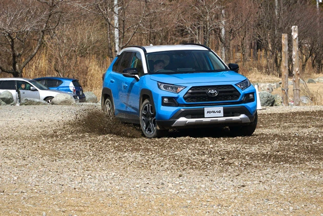 土と砂利が交ざったダートコーナーをノンブレーキで抜ける。こうした、危うく外にはらみかねない路面状況でも、四輪制御が安定した挙動を実現!