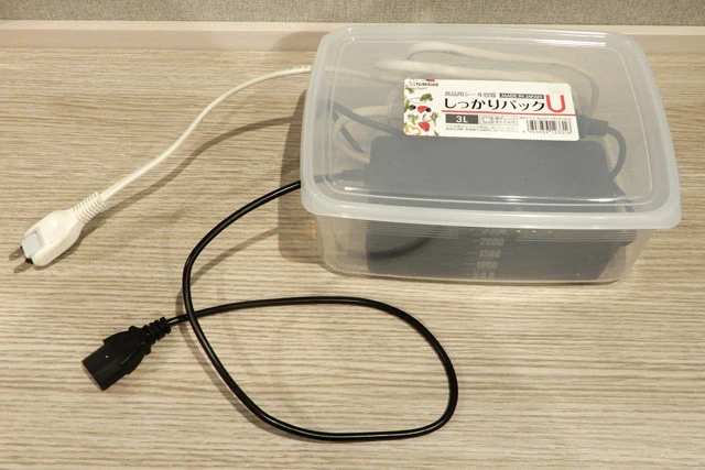 急な雨に襲われても大丈夫なように、コード類やソケットを収納する容器も購入。だんだんこの旅に慣れて装備が整ってきた（ような気がしている）