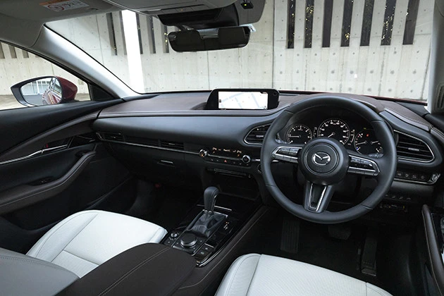 チェックポイント5 乗って驚くのが快適で広い室内空間。クーペ的な見た目ながら広さは十分確保されている。使い勝手抜群