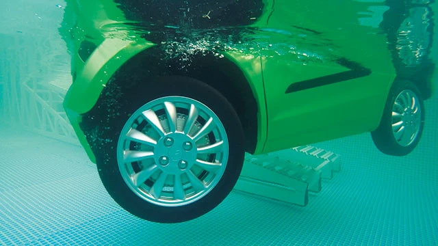 タービン形状のホイールから吸い込んだ水を後方に吐き出す流れを作り前方に進む