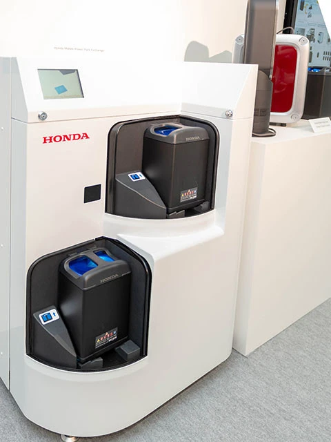 ホンダのバッテリー交換ステーション。残量の減った電池パックを回転テーブルに載せて交換
