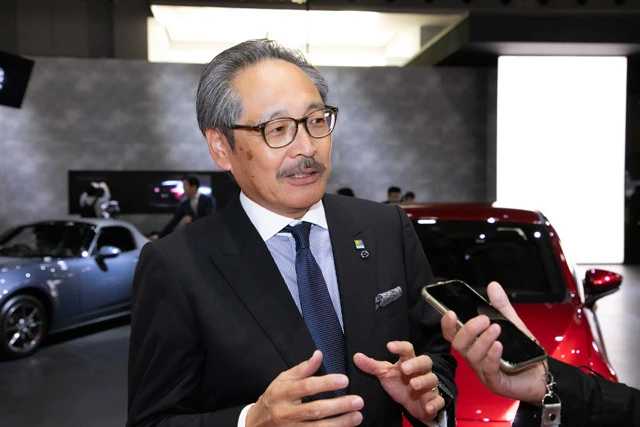 藤原副社長から「マツダ3はファストバックもいいけど、セダンの車高を落とすと、コレがホントにカッコいい!」としびれる発言も飛び出した