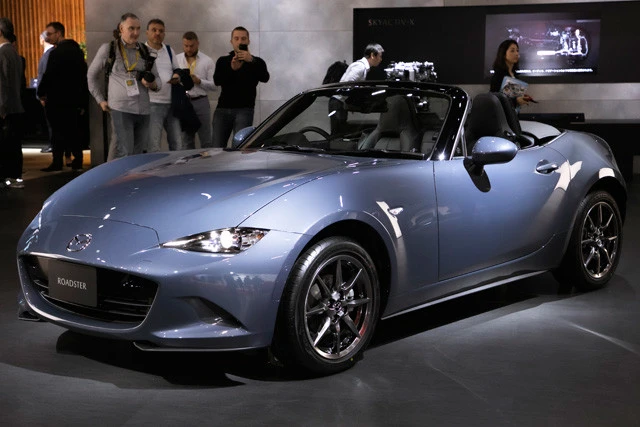【ロードスター】今年、生誕30周年を迎えたロードスターは改良モデルを展示。新色などが追加された
