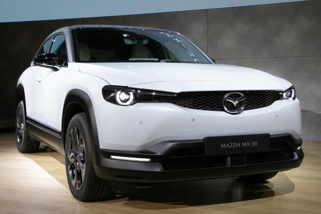 【MX‐30】2020年後半に欧州から発売を開始するというマツダ初の量産ピュアEV。走りの実力が気になる。フロントマスクはグリルがヘッドライト部分までつながっており、かなり立体的になっている