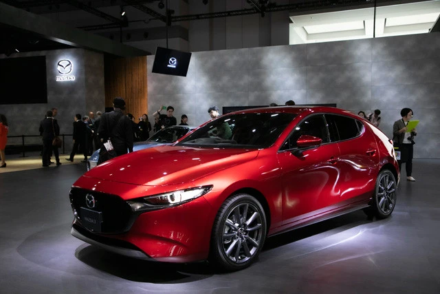 【マツダ3】マツダ渾身の新世界戦略車であるマツダ3。大本命の「スカイアクティブX」搭載モデルは12月発売予定とのこと