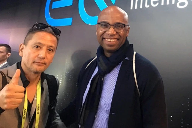 メルセデス・ベンツMBUX開発担当者ジョージ・マッシング氏(右)と小沢コージ