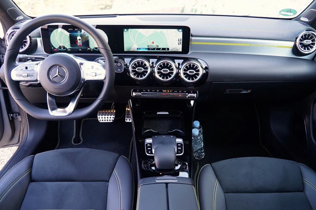 近未来感バツグンのタッチインターフェース。写真はAクラスだが、新型CLAも同様の意匠になる