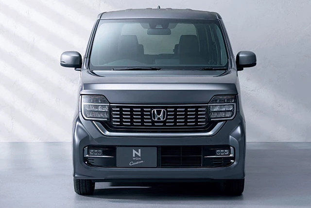 ホンダ・新型N‐WGN CUSTOM。デザインは「普段の生活になじむ親しみやすいイメージでまとめました」というだけあり、カスタム系も流行のゴツ顔ではない