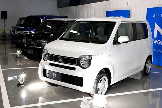 手前から新型N-WGN、新型N-WGN CUSTOM、N-VAN、そしてN-BOX