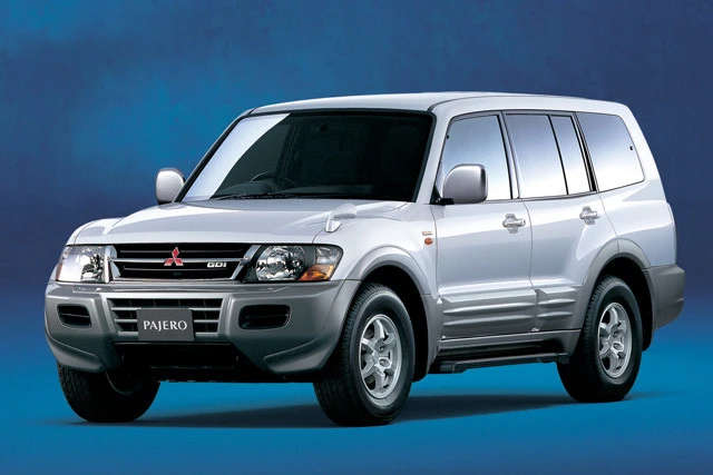 3代目パジェロ(1999-2006)。3代目はビルトインフレームや四輪独立サスペンションなど、パリダカで培われたハイテクが特徴だった。曲線基調のデザインもスポーティなイメージ