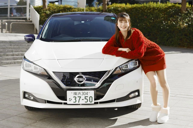 小鮒さんのレクチャーですっかり日産リーフのことが気に入った優香ちゃん