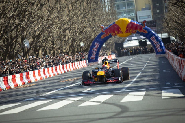 明治神宮外苑いちょう並木を、F1マシンがマジで走った~!