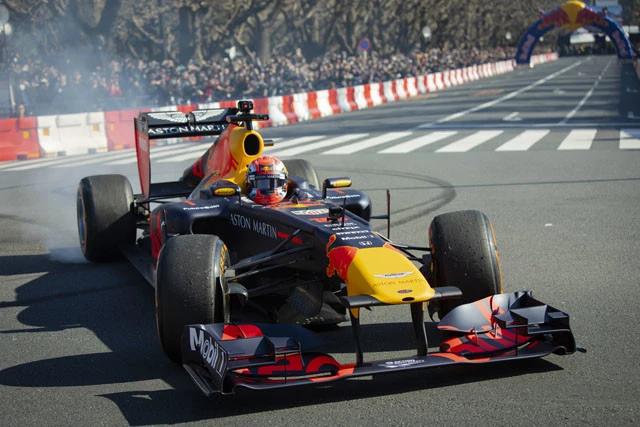 F1開幕直前にレッドブル・ホンダが都内を爆走! キッフオフ記者会見で語られたチームトップの決意