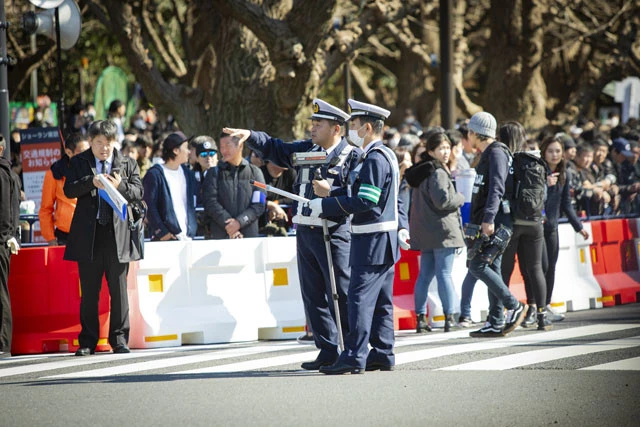 会場にはスピードガンを持った警察官もいた。直撃すると、計った場所はカーブしていたから「あまり測れなかった」とか。何のための計測なのか聞くと「仕事だから話せない」とはぐらかされてしまった!